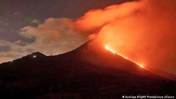 Volcán Pacaya de Guatemala, con actividad intensa; columna de ceniza alcanza 3.5 kms