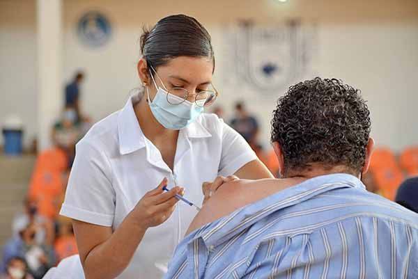 Maestros de 5 estados acceden a la vacuna