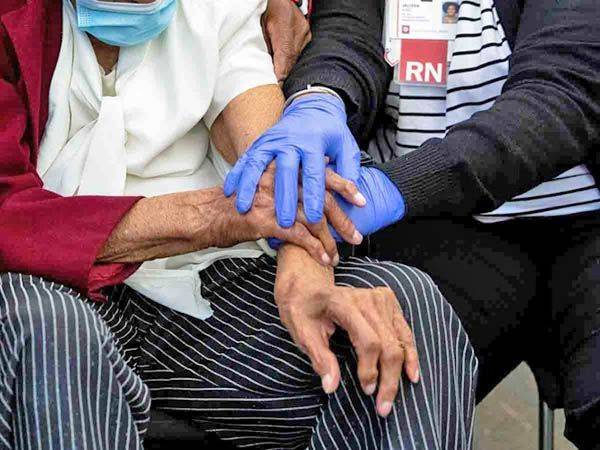 Vacuna covid funciona en EU; hospitalizaciones de abuelitos cae 70%