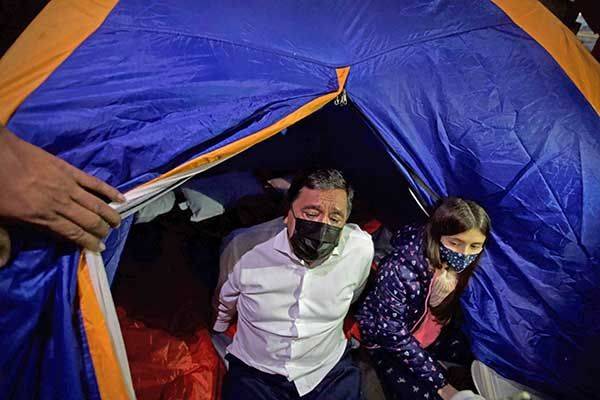 Salgado Macedonio pasará la noche en plantón frente al INE