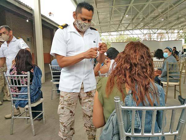 Vacunan contra Covid a docentes del COBAC