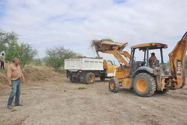 Desazolvan arroyo Aguililla en Sabinas