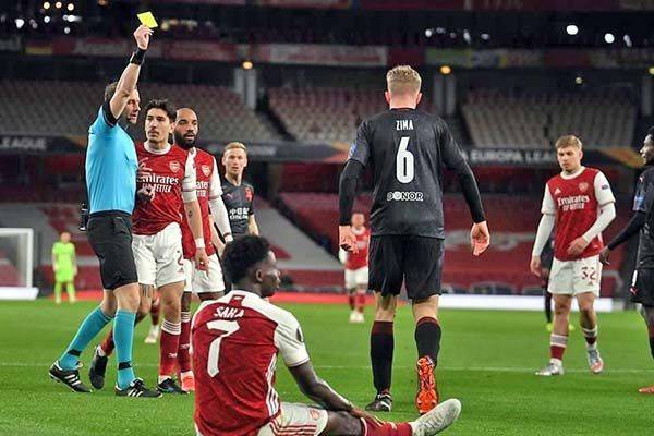 Se le escurre al Arsenal triunfo ante Slavia Praga