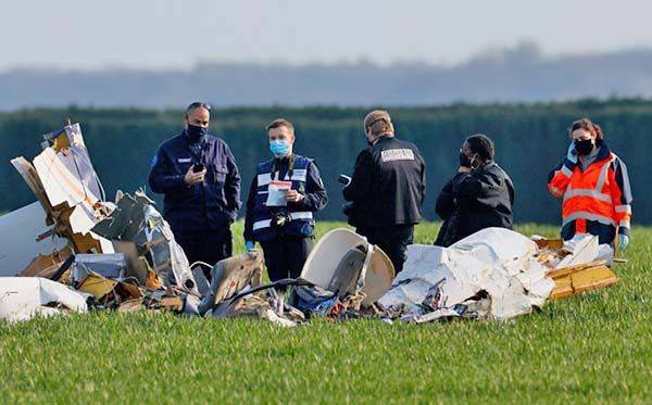 Avioneta se estrella a las afueras de París y deja 4 muertos