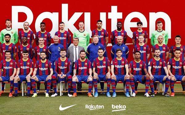 El Barça ‘monta’ a Coutinho en la foto oficial