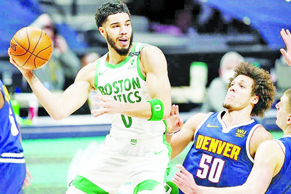 Remontan Celtics y cortan racha a Denver