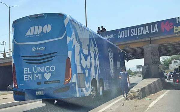 Autobús de los Tuzos del Pachuca se atoró bajo un puente en San Luis