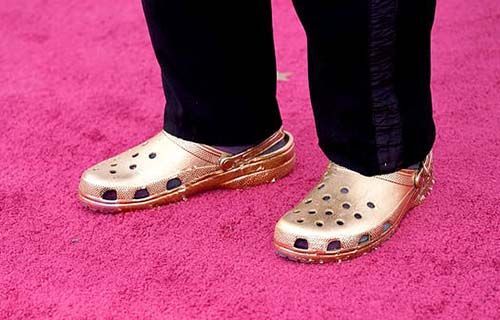 ¡Con unos crocs bañados en oro!