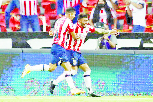 Zaldívar pone a Chivas en la pelea