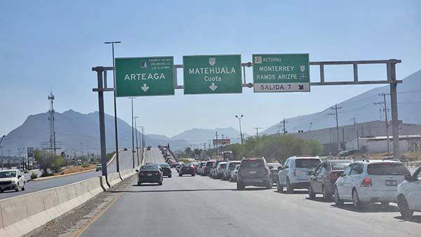 Abarrotan acceso a Arteaga por vacuna