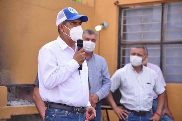 Proyecto de Dávila incluye vacunar a todos los médicos