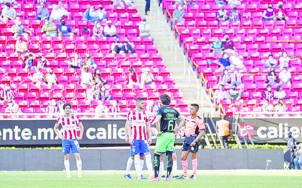 Detienen partido Chivas-Santos por aparición del grito homofóbico