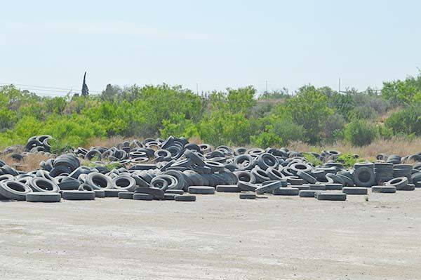 Llenan cancha de futbol con llantas