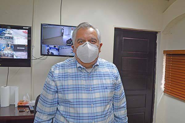 Pide Olivas a adulto mayor colocar queja