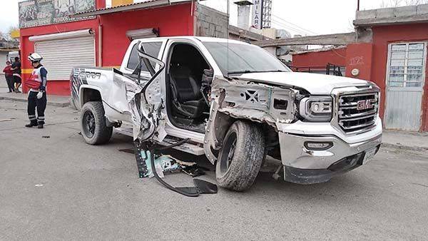 Mueve colisión a policías