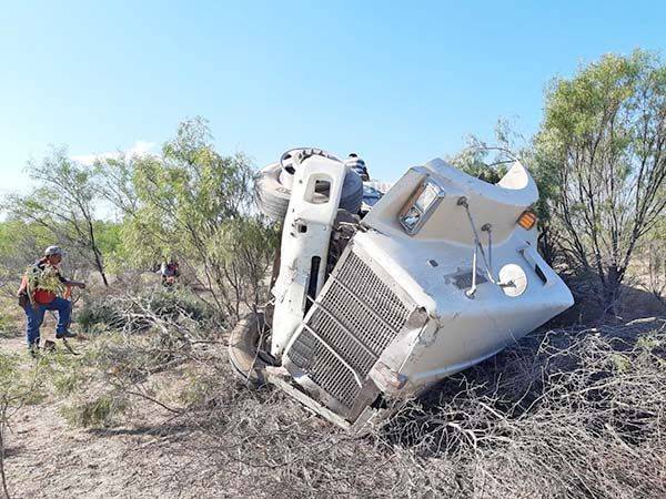 Trailero se recuesta en la carretera
