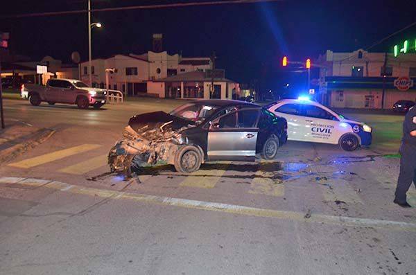 Destroza carro al volarse alto