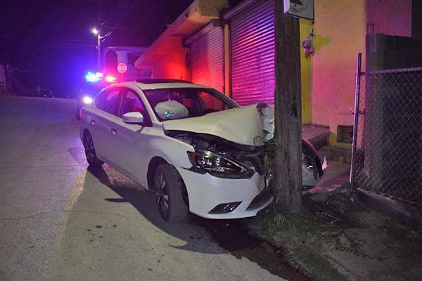 Frena carro contra poste