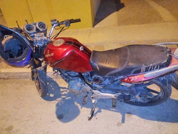 Abandonan moto en casa abandonada