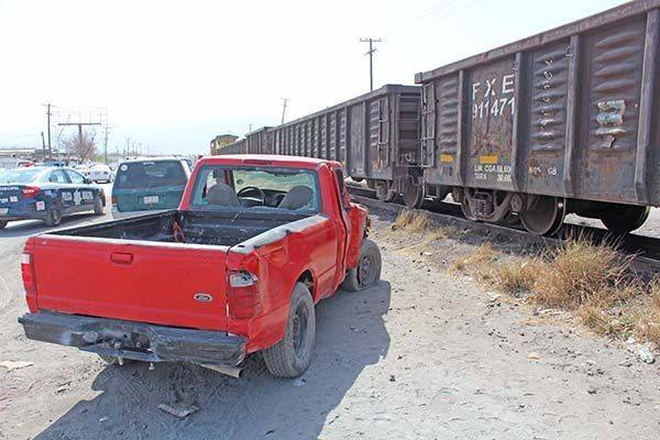 Tren embiste a camioneta