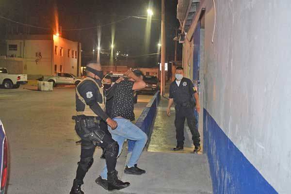 Duerme en prisión por orinar en la calle