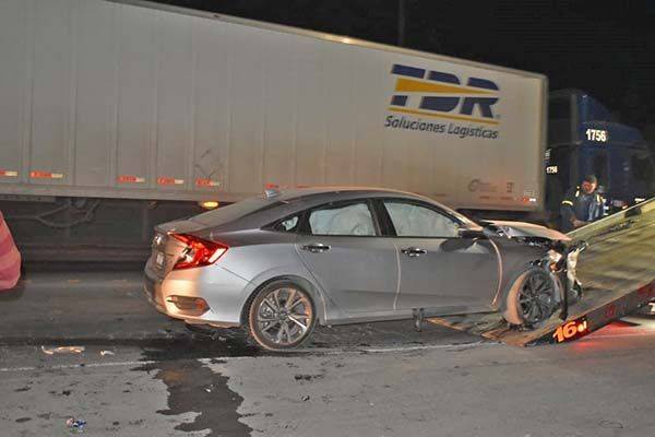 Embarra auto contra tráiler