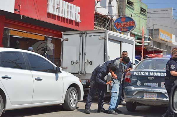 Policías lo detienen por orinar en la calle