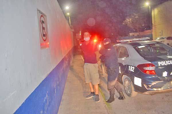 Lo golpean por galán