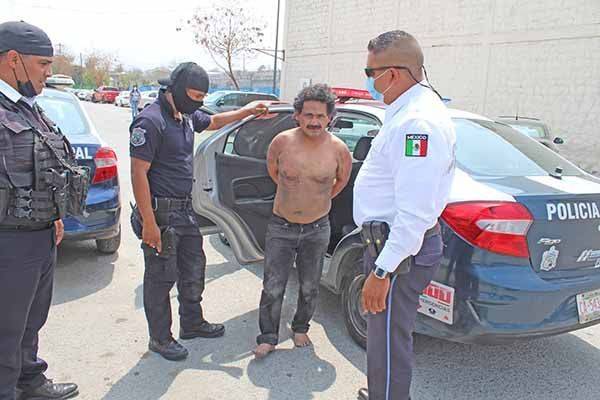 Entra a restaurante armado con cuchillo