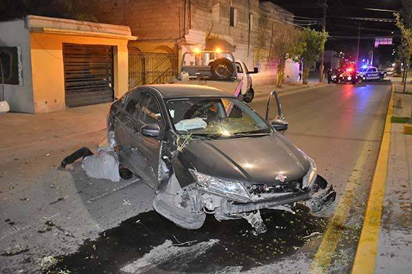 Embarra carro contra camellón