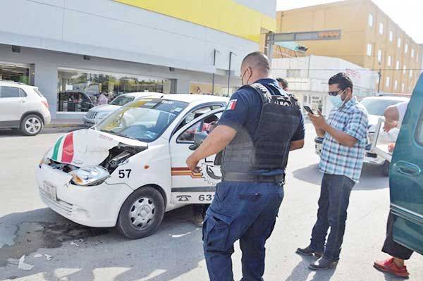Chafirete se embarra detrás de camioneta