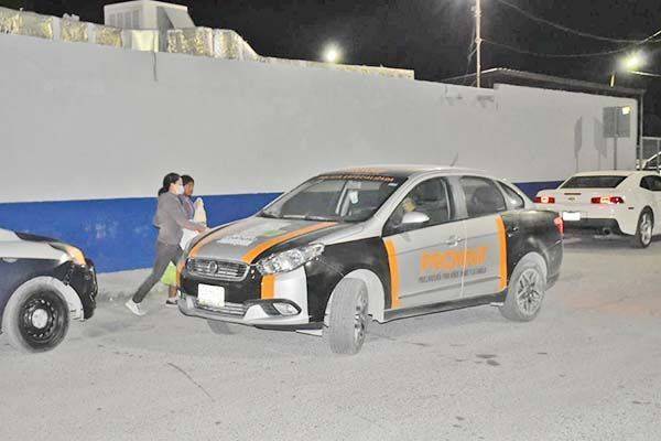 Busca niña alimento en plena madrugada