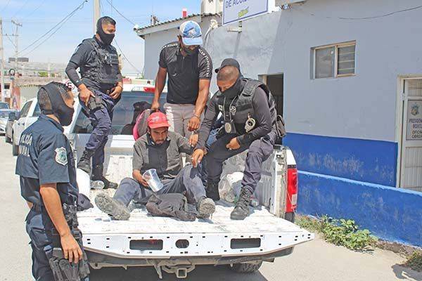 Encierran a par en operativo
