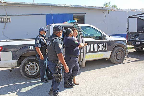 Mujer intenta agredir a familia