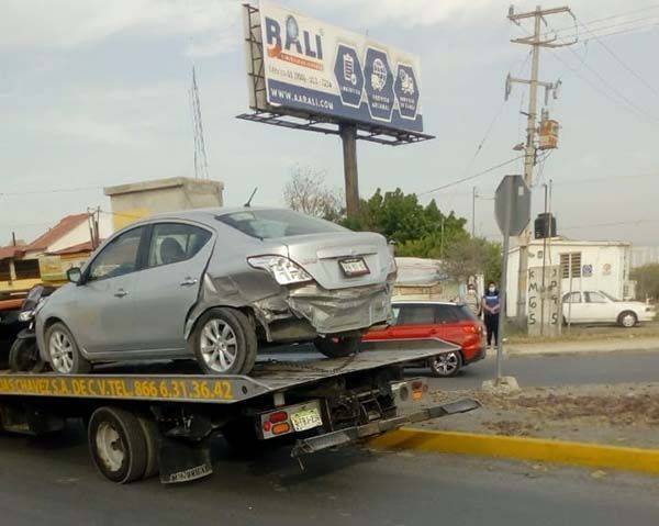 Tumba carro a moto