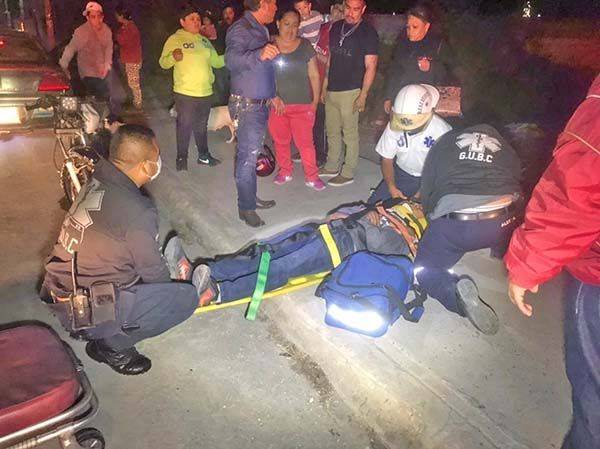 Tumba mujer a motociclista