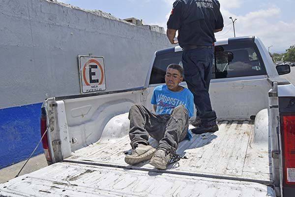 “El Pájaro” se droga en la calle