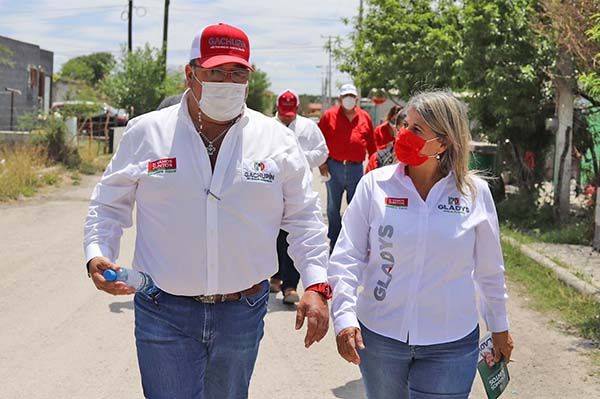 Gladys y Héctor Miguel tocan puertas en Múzquiz