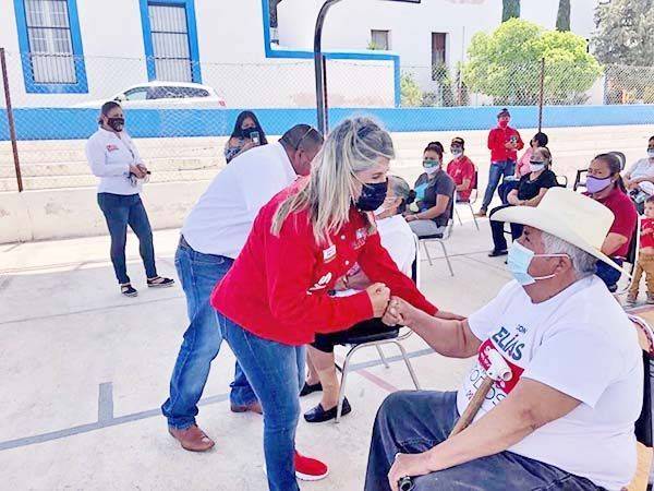 Gana Gladys simpatías en comunidad Sierra Mojada