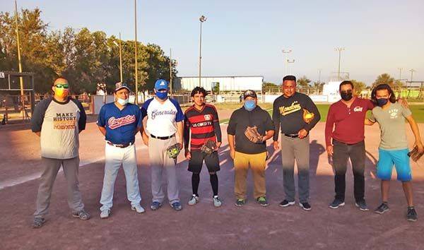 Participan deportistas en Clínica de Pitcheo