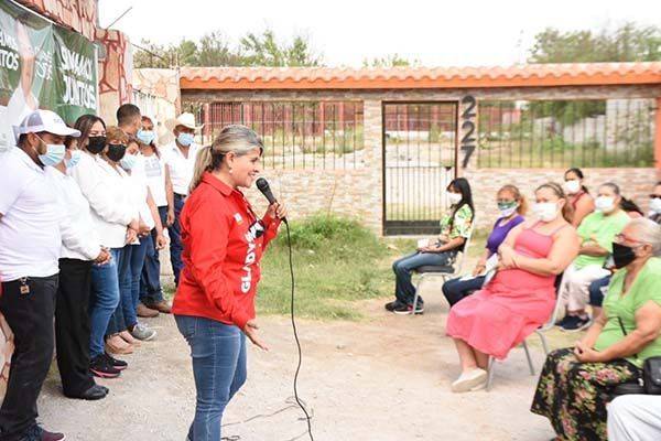 Gladys Ayala y Rolys piden voto en Castaños