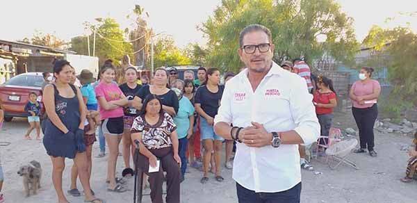Escucha César Flores a vecinos inconformes