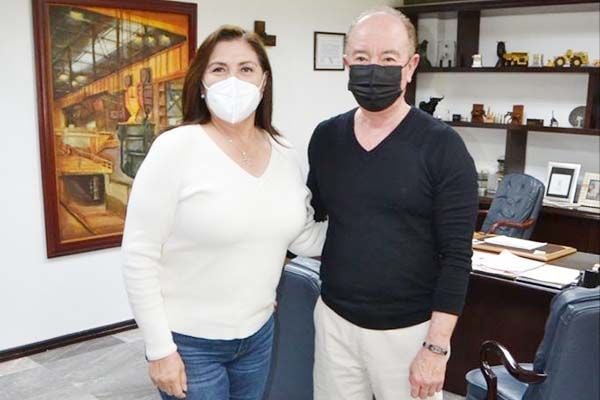 Recibe Director de AHMSA a candidata