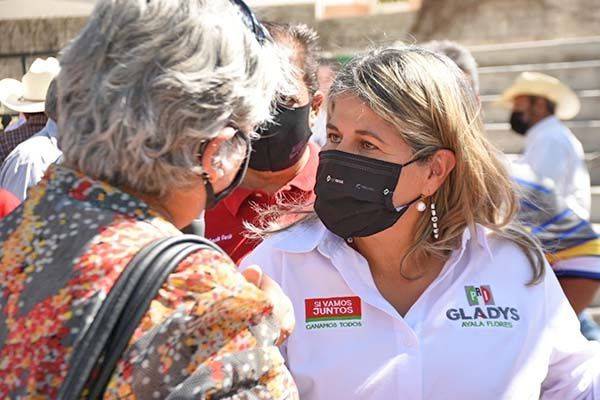Recorre Gladys Ayala municipio de Castaños
