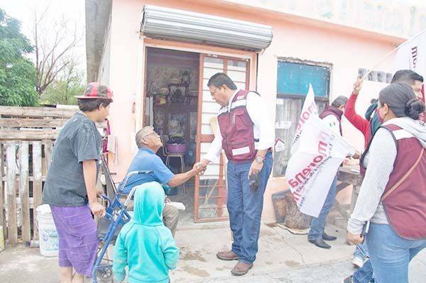 Reciben vecinos al candidato de Morena