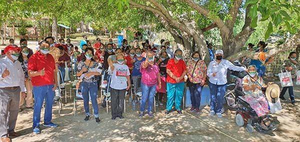 Gladys toca puertas en  desierto de Coahuila