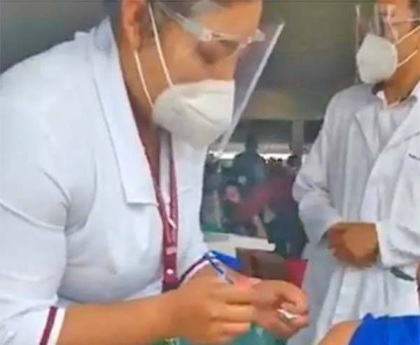 IMSS retira de vacunación a enfermera que fingió vacunar a adulto mayor en la GAM