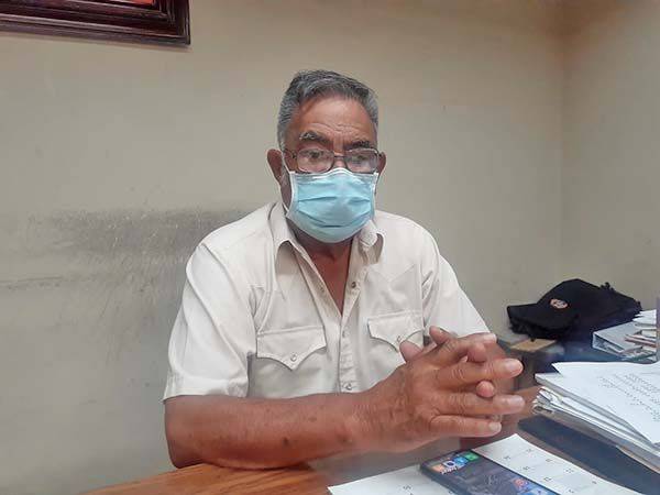 Se desvanece hombre al exterior de farmacia