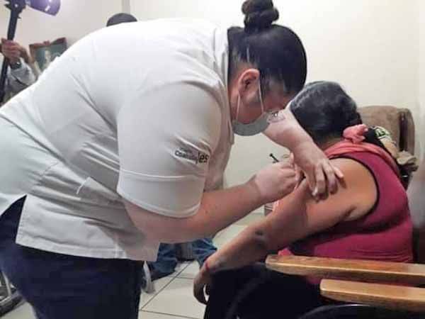 Recibieron jubilados vacuna contra Covid