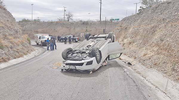 Vuelcan paisanos en la autopista Premier
